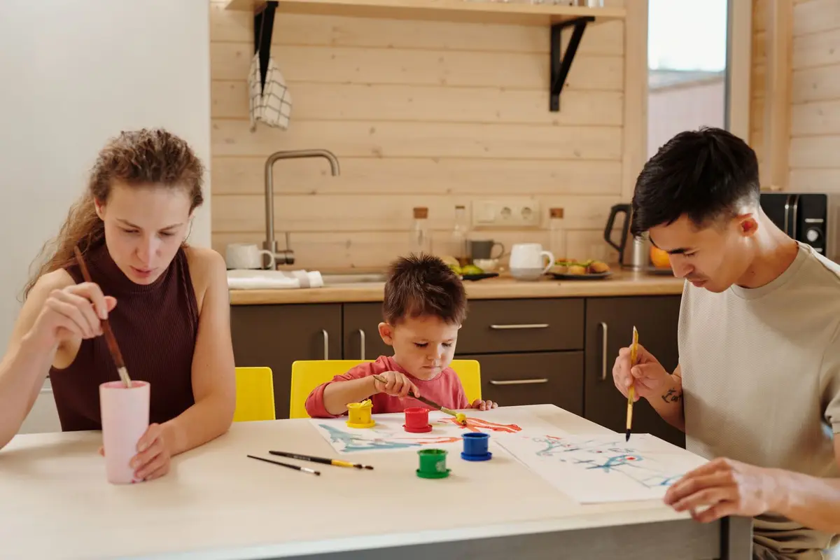 Occuper les enfants en vacances hors de la maison : le kit créatif à emporter