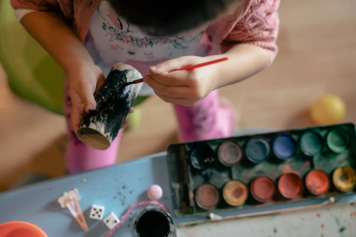Enfant qui peint une figurine en plâtre, activité manuelle créative pour 8-12 ans