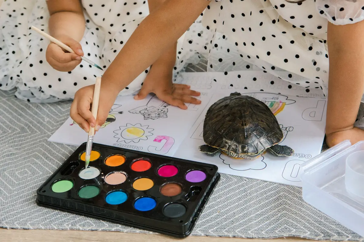Enfant concentré sur une activité créative de peinture à une table d'atelier