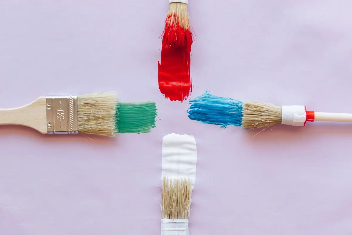 Pinceaux et pots de peinture colorée, le matériel d'un bon kit créatif complet
