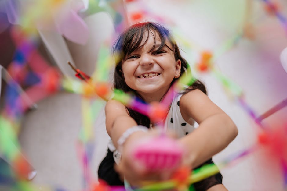 Enfant souriant montrant fièrement sa statuette en plâtre peinte de couleurs éclatantes