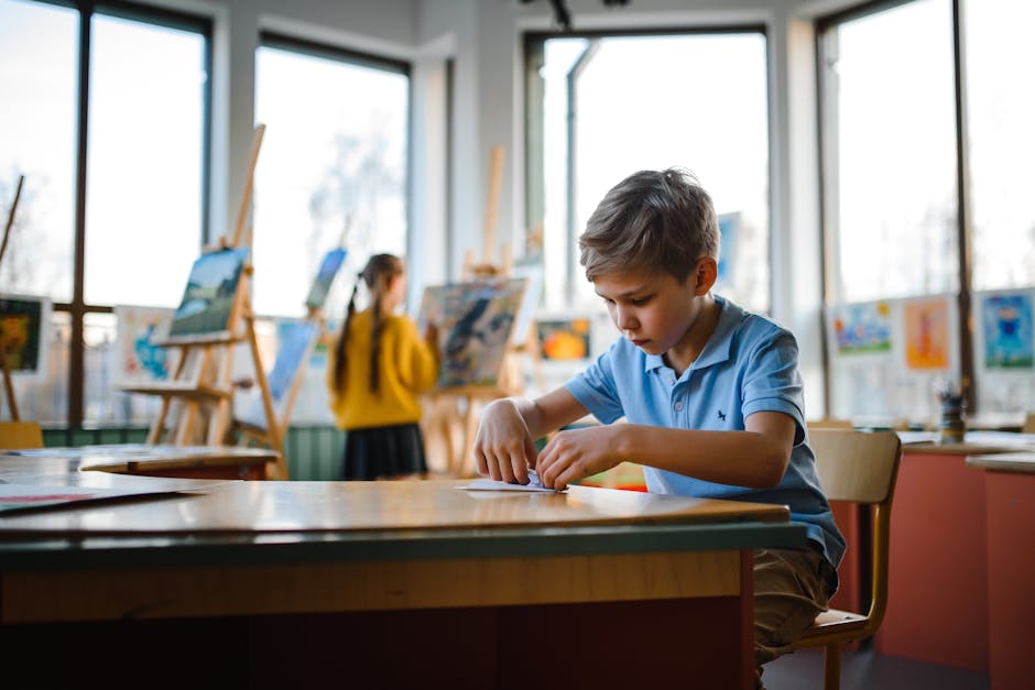 Jeune enfant concentré dessinant des détails fins sur un moulage avec beaucoup d'attention