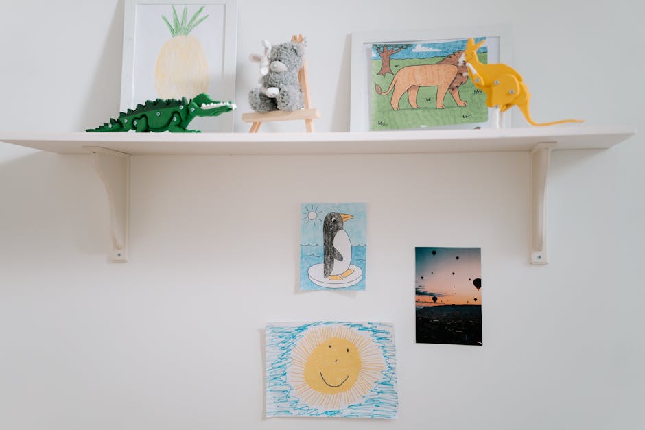 Étagère décorative dans une chambre d'enfant avec des créations en plâtre faites à la main